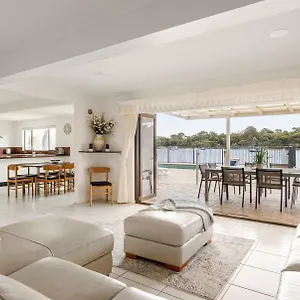 Riverfront With Jetty, Ideal For Families Holiday home